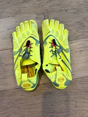 Vibram FiveFingers Women's Running Shoes Size 38 Never Worn